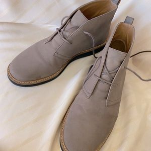 Clarks women’s short boot grayish brown color. Excellent condition. Size 7.5